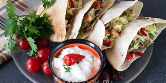 Арабская пита с курицей и овощами