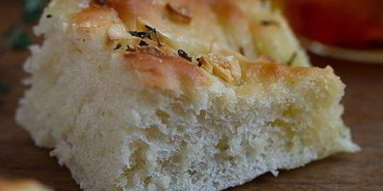 Фокачча с тимьяном и чесноком