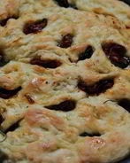 Фокачча с вялеными помидорами и базиликом