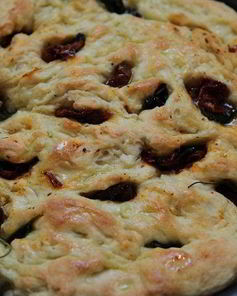 Фокачча с вялеными помидорами и базиликом