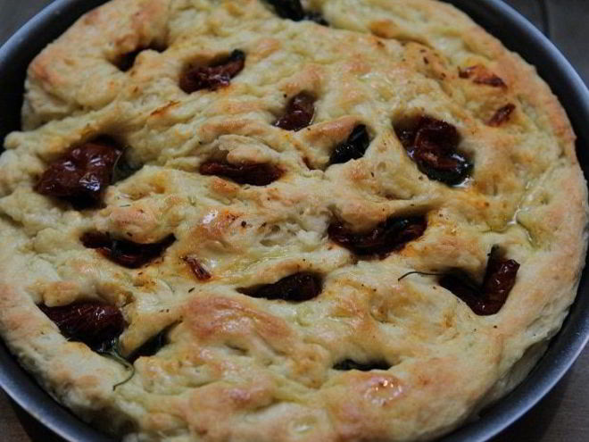 Рецепт фокаччи с вялеными помидорами и базиликом