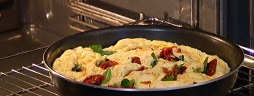 фокачча с вялеными помидорами и базиликом. Шаг 10