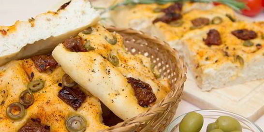 Фокачча с вялеными помидорами и оливками