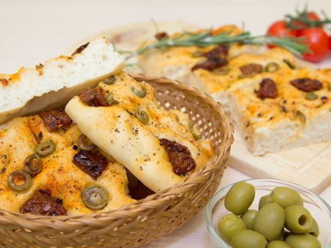 Рецепт фокаччи с вялеными помидорами и оливками