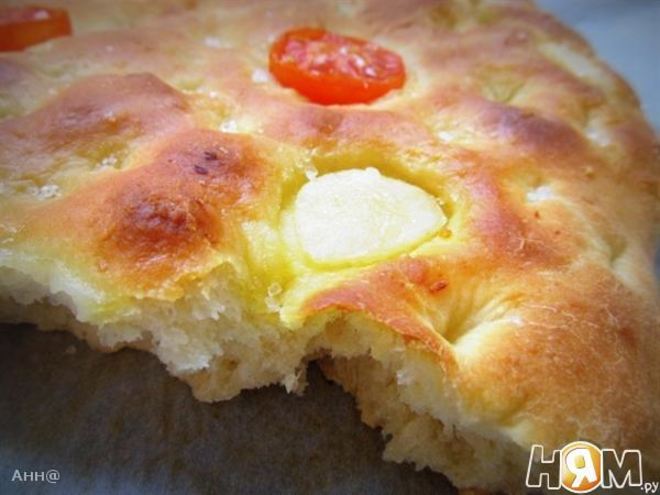 Рецепт картофельной фокаччи с томатами и чесноком