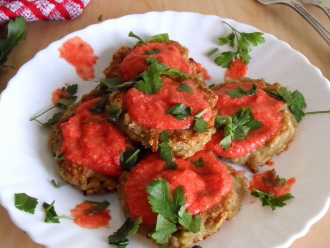 Рецепт лепешек из баклажана с оригинальным соусом