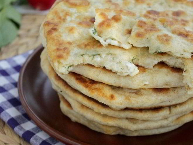 Рецепт лепешек с мукой, брынзой и моцареллой