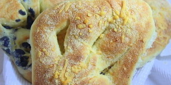 Лепешки с сыром и маслинами