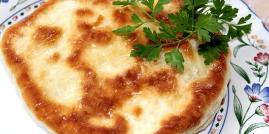 Лепешки с сыром и зеленью на сковороде