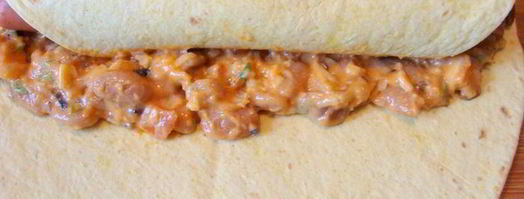 мексиканские лепешки с фасолью, сыром и острым соусом. Шаг 7