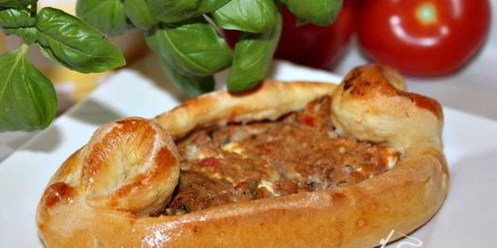 Пиде — турецкие лепешки с фаршем, фетой и помидорами