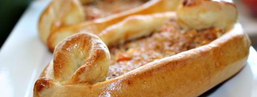 пиде — турецкие лепешки с фаршем, фетой и помидорами. Шаг 9