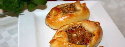 пиде — турецкие лепешки с фаршем, фетой и помидорами. Шаг 11