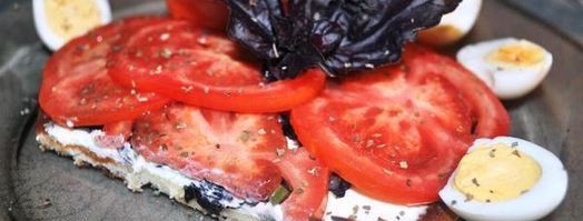 сладкая лепешка с базиликом, фетаксой и томатами. Шаг 8