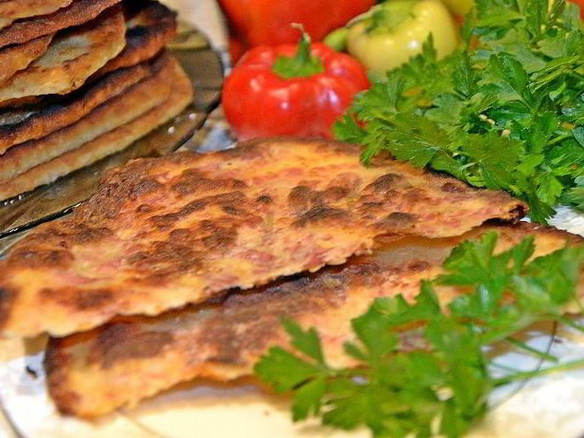 Рецепт сырных лепешек с ветчиной