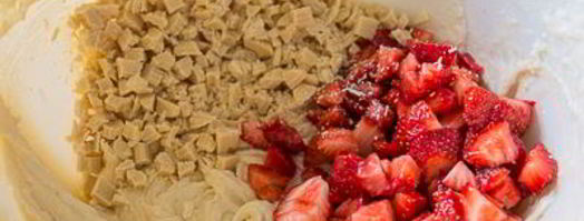 маффины с клубникой и белым шоколадом. Шаг 8