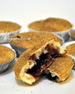 Маффины с корицей, коричневым сахаром и вареньем