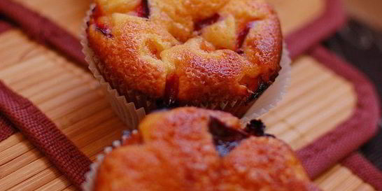 Маффины со сливами