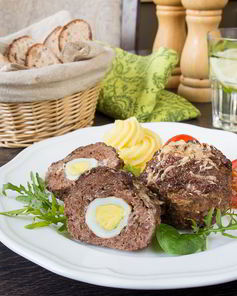 Мясные маффины с перепелиным яйцом