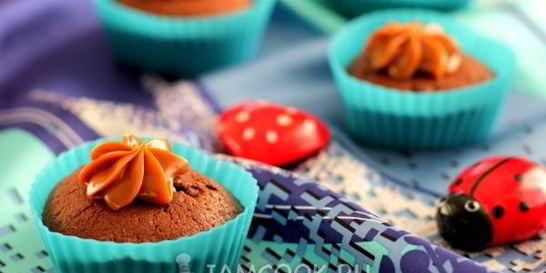 Шоколадные маффины с карамелью