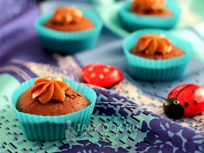 Рецепт шоколадных маффинов с карамелью