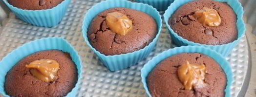 шоколадные маффины с карамелью. Шаг 9