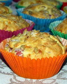 Сырные маффины с копченым мясом и семечками