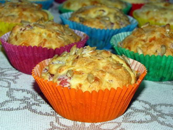 Рецепт сырных маффинов с копченым мясом и семечками