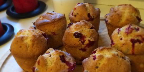 Ванильные маффины с клюквой на молоке