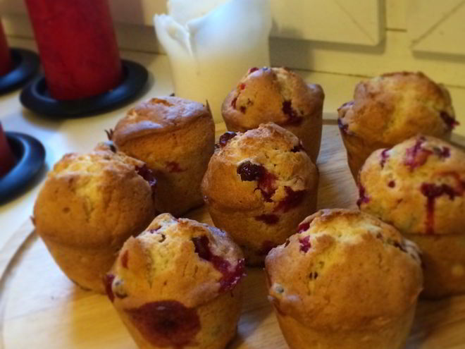 Рецепт ванильных маффинов с клюквой на молоке