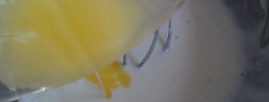 намура — арабский манник, пропитанный сиропом с ароматом роз и флердоранжа. Шаг 3