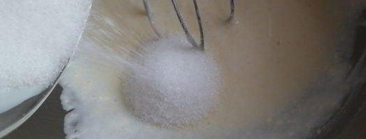 намура — арабский манник, пропитанный сиропом с ароматом роз и флердоранжа. Шаг 4