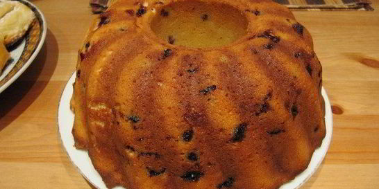 Творожный манник с черной смородиной