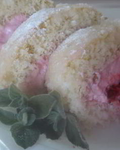 Мини-швейцарские рулетики с малиной