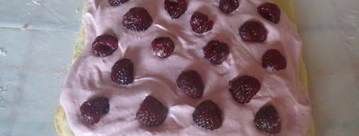 мини-швейцарские рулетики с малиной. Шаг 14