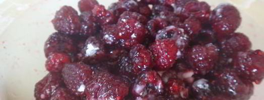 мини-швейцарские рулетики с малиной. Шаг 9