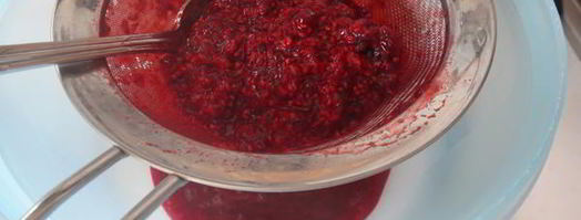 мини-швейцарские рулетики с малиной. Шаг 10