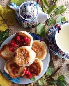Дрожжевые оладьи на воде с фруктами