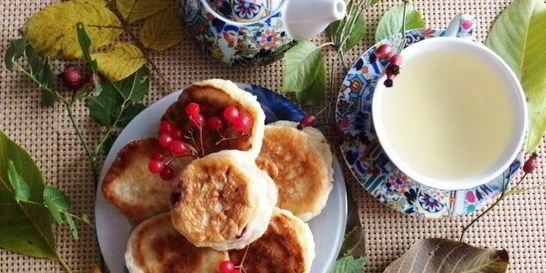 Дрожжевые оладьи на воде с фруктами