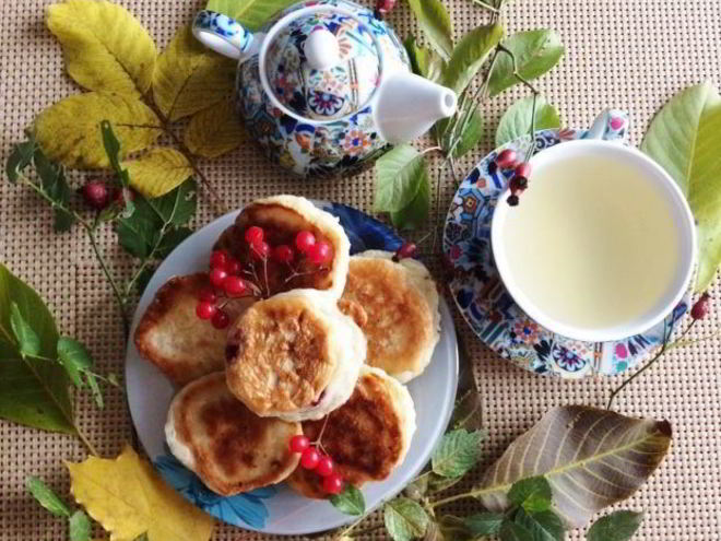 Рецепт дрожжевых оладий на воде с фруктами