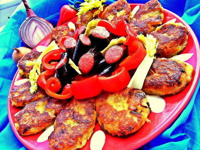 Рецепт картофельных оладий с колбасками