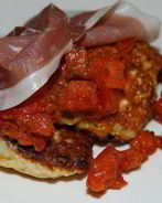 Кукурузные оладьи с помидором и ветчиной