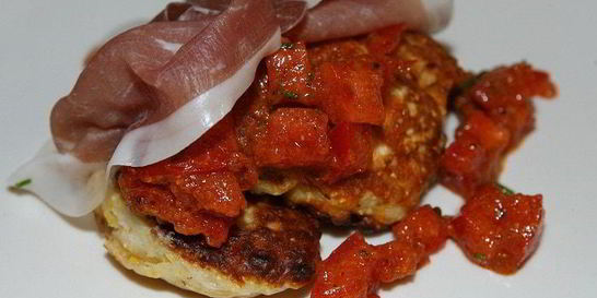 Кукурузные оладьи с помидором и ветчиной