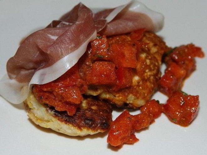 Рецепт кукурузных оладий с помидором и ветчиной