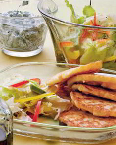 Кукурузные оладьи с салатом