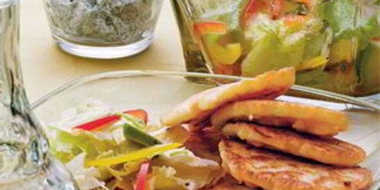 Кукурузные оладьи с салатом