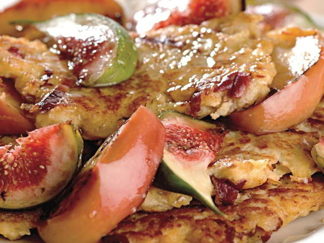 Рецепт оладий из ароматных яблок с инжиром