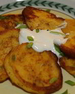 Оладьи из тыквы и картофеля с зеленым луком и мускатным орехом