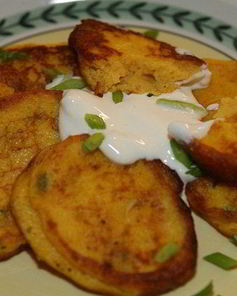 Оладьи из тыквы и картофеля с зеленым луком и мускатным орехом