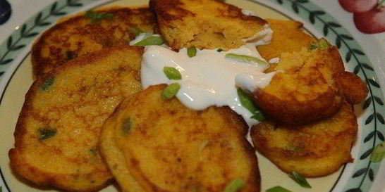 Оладьи из тыквы и картофеля с зеленым луком и мускатным орехом